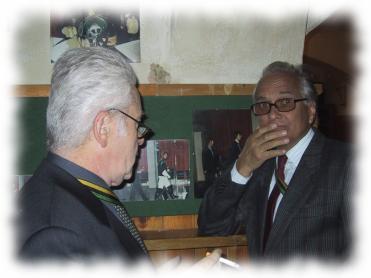 Dr.cer Hermes und Dr.cer Etzel an der Bar