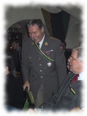 AH Parzival erscheint an der Festtafel