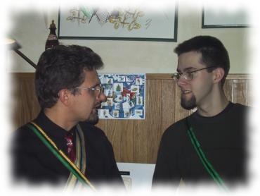 x The Dude und Fuchs Dante beim entspannenden Smalltalk hinter der Bar