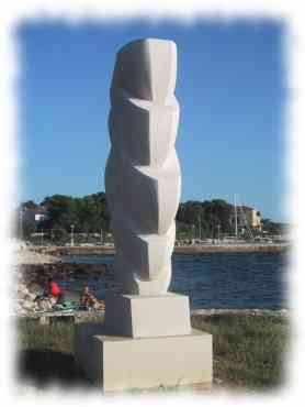 Die Statue am Strand