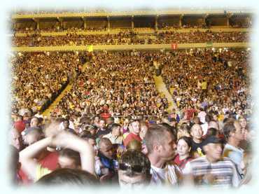 Zuschauer auf der Tribüne im FNB-Stadion von Johannesburg