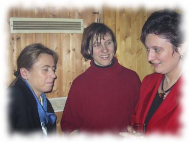 Damenrunde vor der Sektbar (Renate, Rosi und Ingrid)