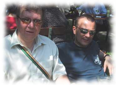 Phx Dionysos und AH Sokrates erholen sich auf der Heurigenbank