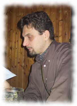 Bb The Dude Bb The Dude beim Vorlesen einer Textpassage
