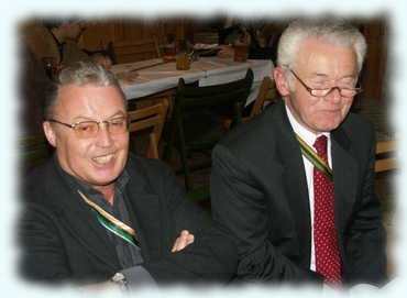 Attila und Hermes am Kneiptisch