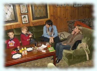 Damenrunde mit Kindern