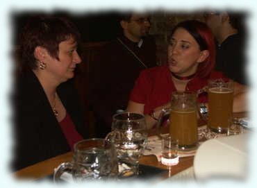 Ingrid und Pezi an der Bar