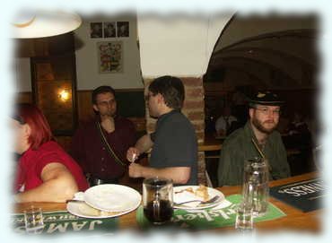 Pezi, The Dude, Donar und Azrael an der Bar