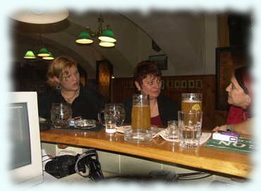 Raphaela, Ingrid und Pezi an der Bar