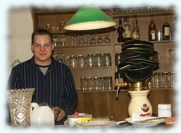 Chilli hinter der Bar