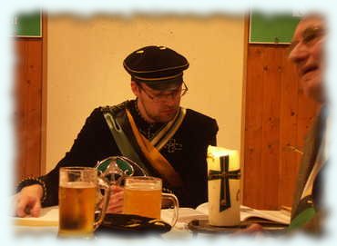 x Tintifax studiert den Ablauf des Landesvaters