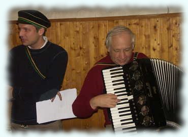 Ben mit seinem Vater an der Ziehharmonika