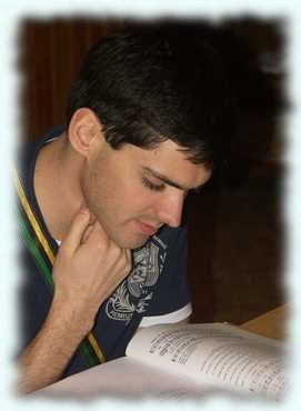 FM Centurio studiert die Liederfibel