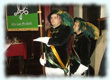 Jailbird und Aku beim Wechsel an der Standarte