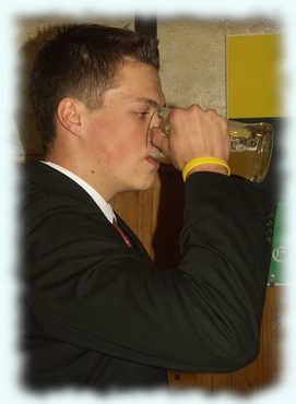 Jerry Jerry trinkt das Bier