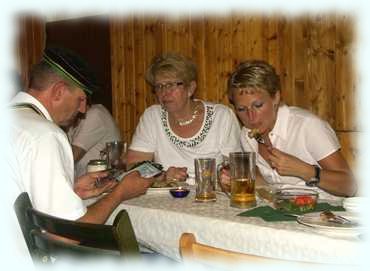 Bbr Themistokles, Brutus Gattin Christl und seine Tochter essen zu Tisch