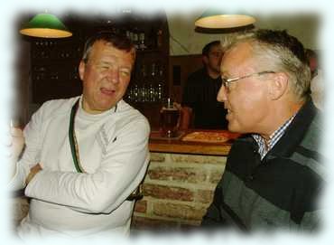 Bbr Dionysos und Bbr Attila genießen vor der Bar