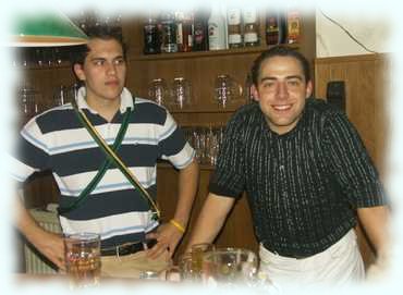 Senior Joge und Bbr Blacky hinter der Bar