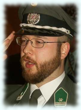 Portrait Bbr Azrael in Uniform beim Singer der Bundeshymne