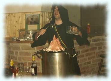 Magister Krambambuli und sein göttliches Gebröu Szene: Magister Krambambuli beginnt mit der Ausgabe des göttlichen Getränks