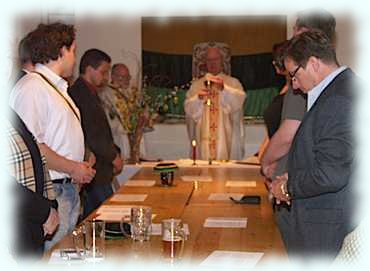 Der Pfarre zelebriert die Messe zur Osterfestkneipe