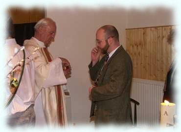 Azrael empfängt die heilige Kommunion