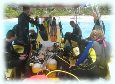 Die Tauchgruppe am Boot mit Rana, Maxl, Captain Bryan, Tauchguide Nigel und 2 Steirern bei der Oberflächenpause