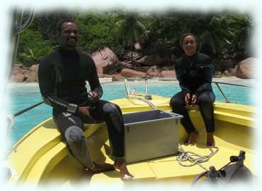 Tauchguides Nigel und Sharon bei der Oberflächenpause am Boot in der Baie Badamier