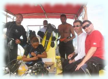 Der Steirer, Tauchguide Sharon, Captain Bryan, Tauchguide Nigel, Maxl und ich auf dem Tauchboot