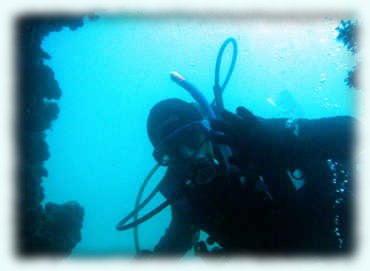 Michi photographiert mich an der Außenwand der Baron Gautsch aus dem Inneren