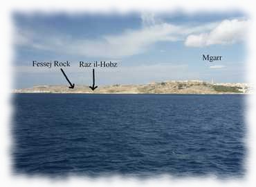 Ostküste von Gozo mit dem Hafen Mġarr und Hinweispfleilen auf die Tauchplätze Fessej Rock und Raz il-Hobz