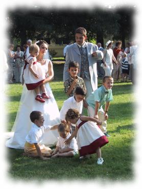 Brautpaar mit Kindern im Park