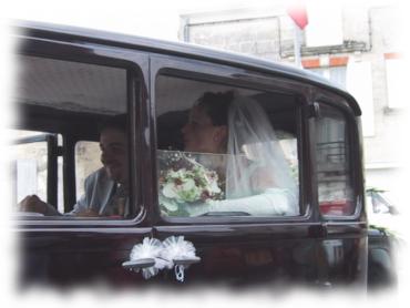 Brautpaar Isabelle und Vladimir im Auto