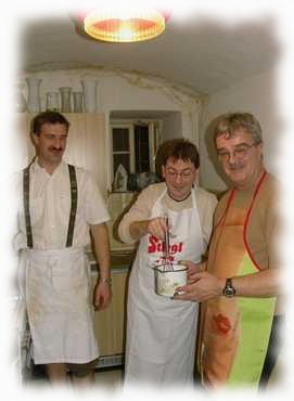 Max, meine Wenigkeit und Jürgen beim Kochen