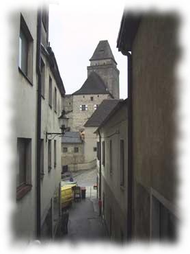 Blick auf das Schloss durch eine Gasse