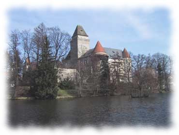 Blick auf das Schloss über den See