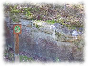 Eiszapfen am Felsen