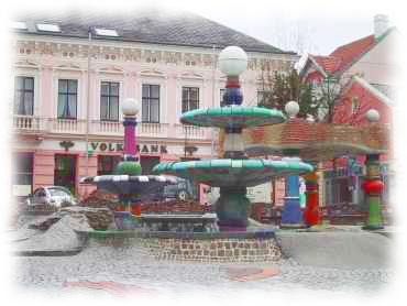 Hauptplatz von Zwettl mit Hunderwasserbrunnen