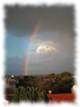 Regenbogen über Silba vom Turm aus gesehen