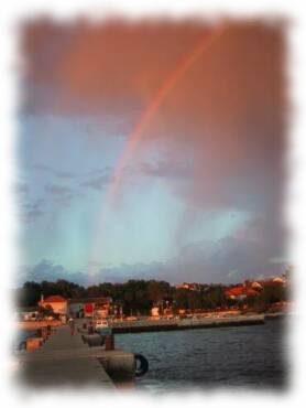 Regenbogen über Silba von der Fährmole aus gesehen