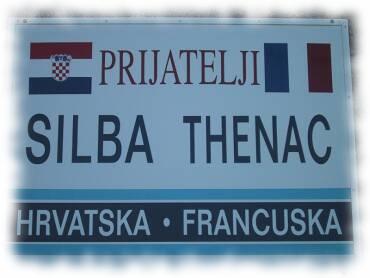Ortstafel von Silba mit Hinweis auf Partnerstadt Thenac