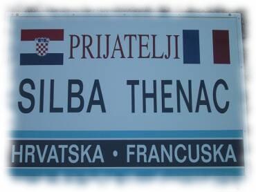 Ortstafel von Silba mit Hinweis auf Partnerstadt Thenac