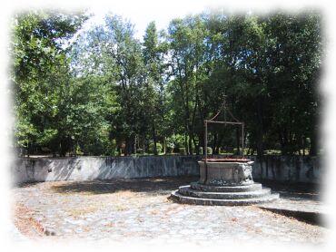 Alter Ziehbrunnen im Park