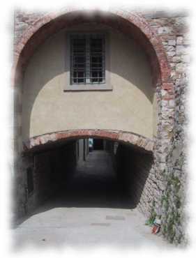 freigelegte niedrige Durchgänge unter den Häusern freigelegte niedrige Durchgänge unter den Häsern