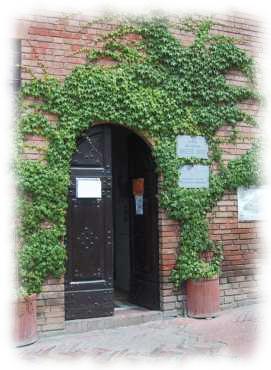 verwachsener Hauseingang