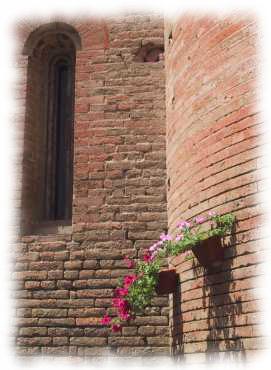 Mauerecke der romanisch-gotischen Kirche