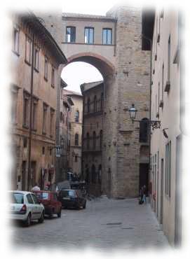 Gasse in Volterra mit hochgelegenen Verbindungsbr&uuml;cke zwischen den H&auml;usern