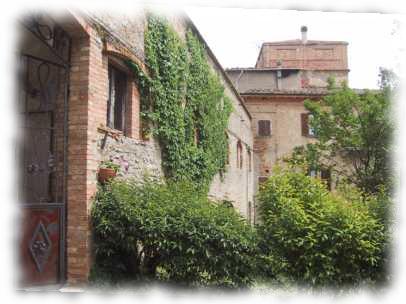 verwachsene Häserfront