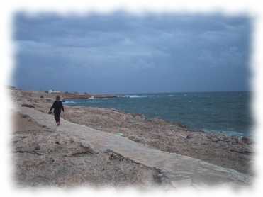 Strandpromenade mit stürmischer See