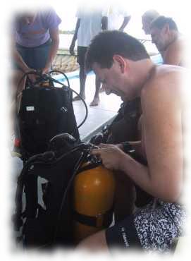 Christian bei der Vorbereitung der Prsßluftflasche am Boot